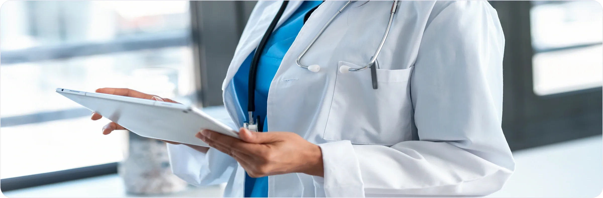 Médecin consultant des données sur une tablette