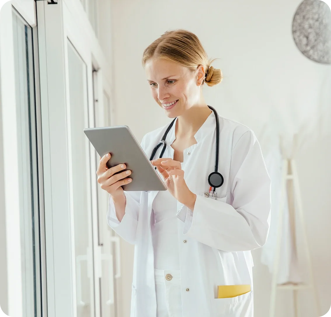 Médecin consultant des données sur une tablette